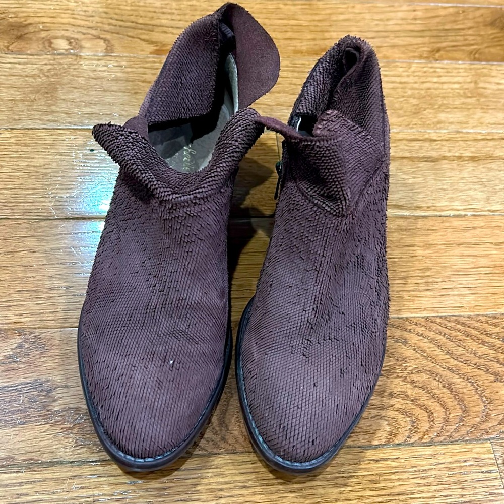 Seychelles Snare Ankle Boots Burgundy Suede Women's 7. Almond toe.